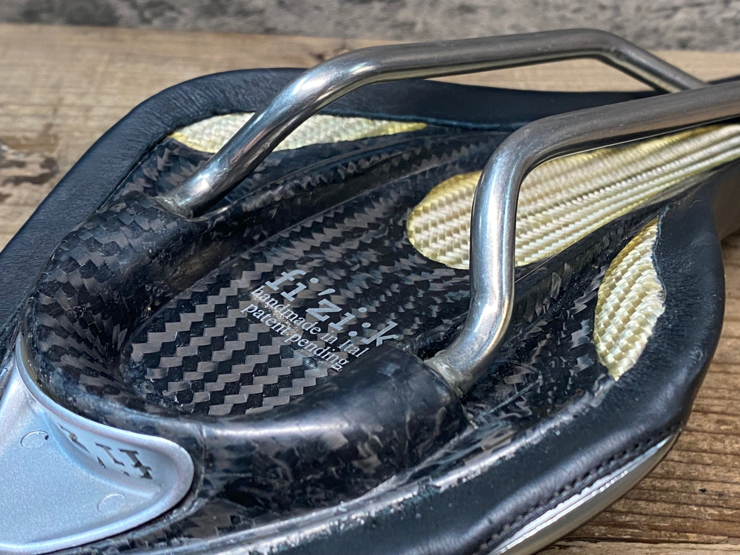 IZ638 フィジーク fizik ARIONE CARBON TWIN FLEX TIレール サドル 実測132mm