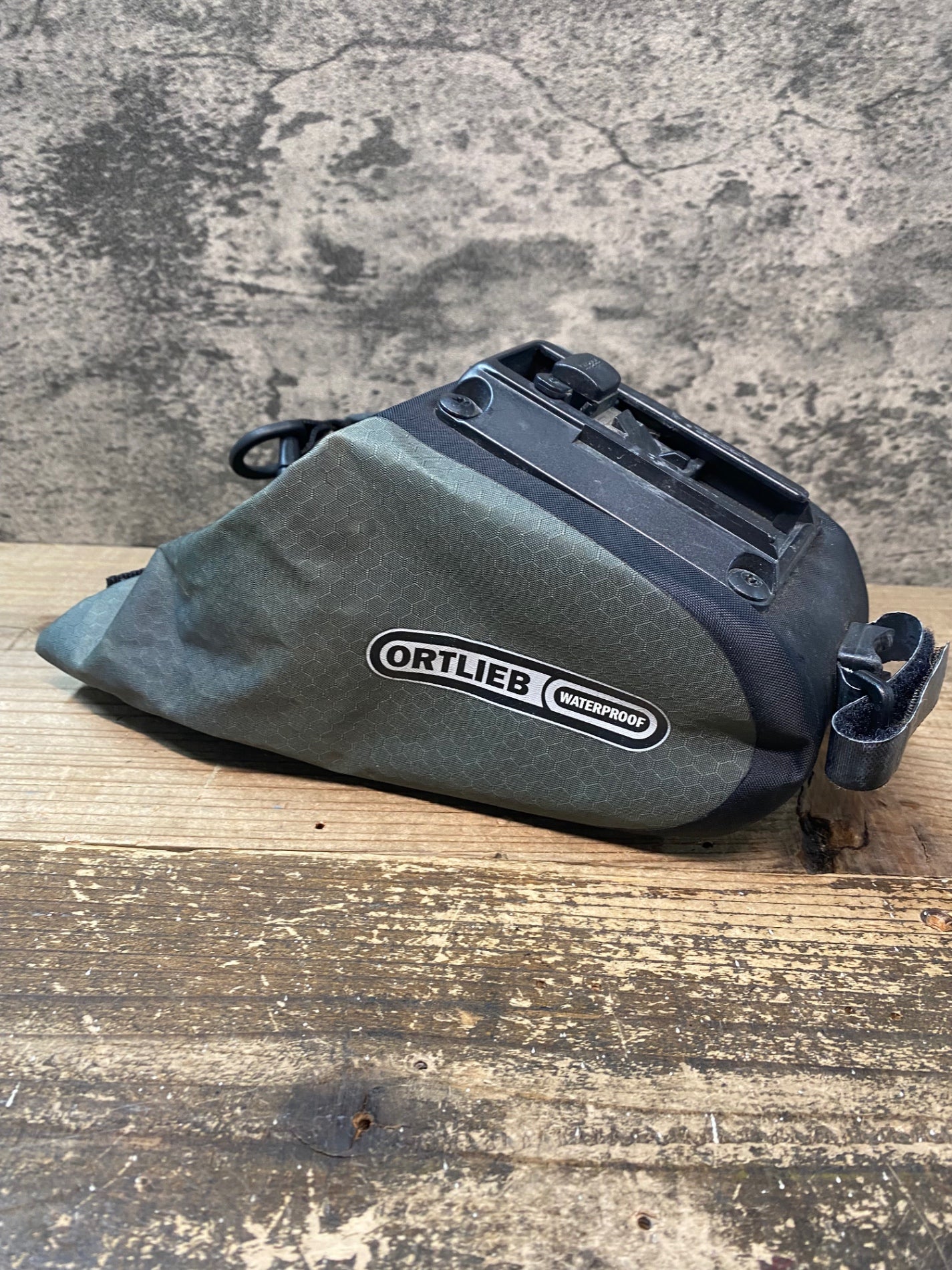 IT062 オルトリーブ ORTLIEB サドルバッグ カーキ 黒