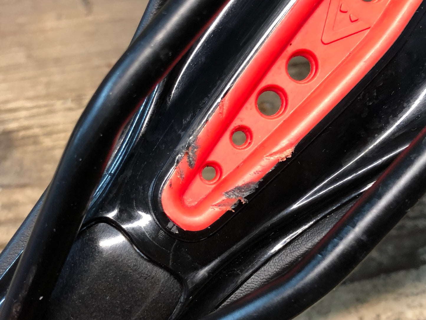 JA426 アスチュート ASTVTE STAR サドル 黒 赤 TITANVレール