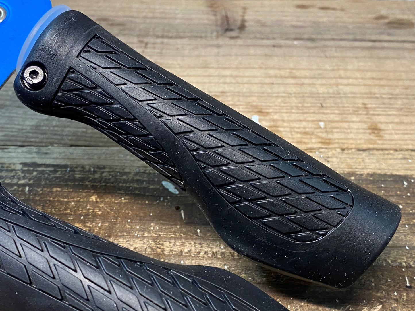 IV661 ジャイアント GIANT ESCAPE R ERGO LOCK ON GRIP グリップ