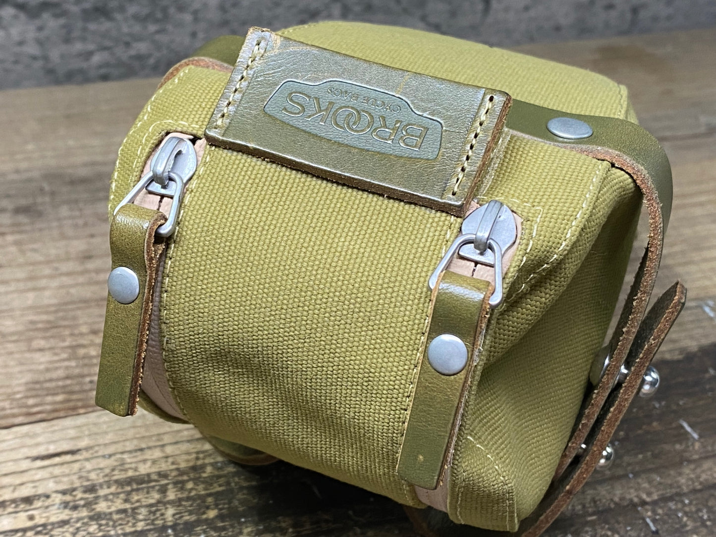 JC532 ブルックス BROOKS ISLE OF WIGHT SADDLE BAG サドルバッグ OLIVE Sサイズ 0.8L
