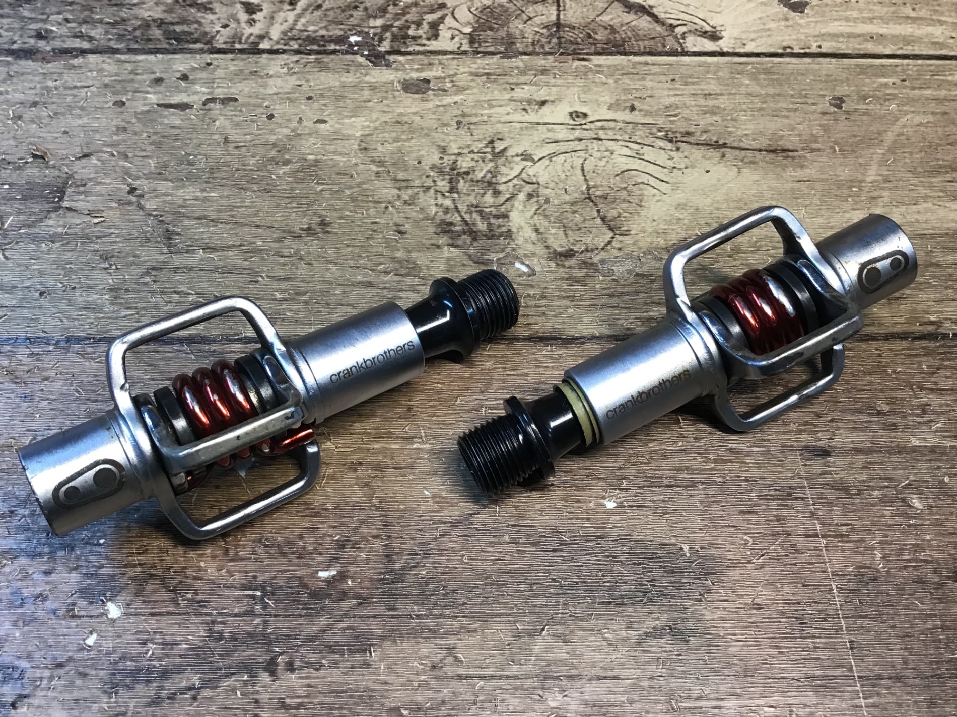 HT946 クランクブラザーズ crankbrothers エッグビーター EGG BEATER1 ビンディングペダル シルバー スプリング赤  ※軸のガタつき、ゴリ感のためジャンク