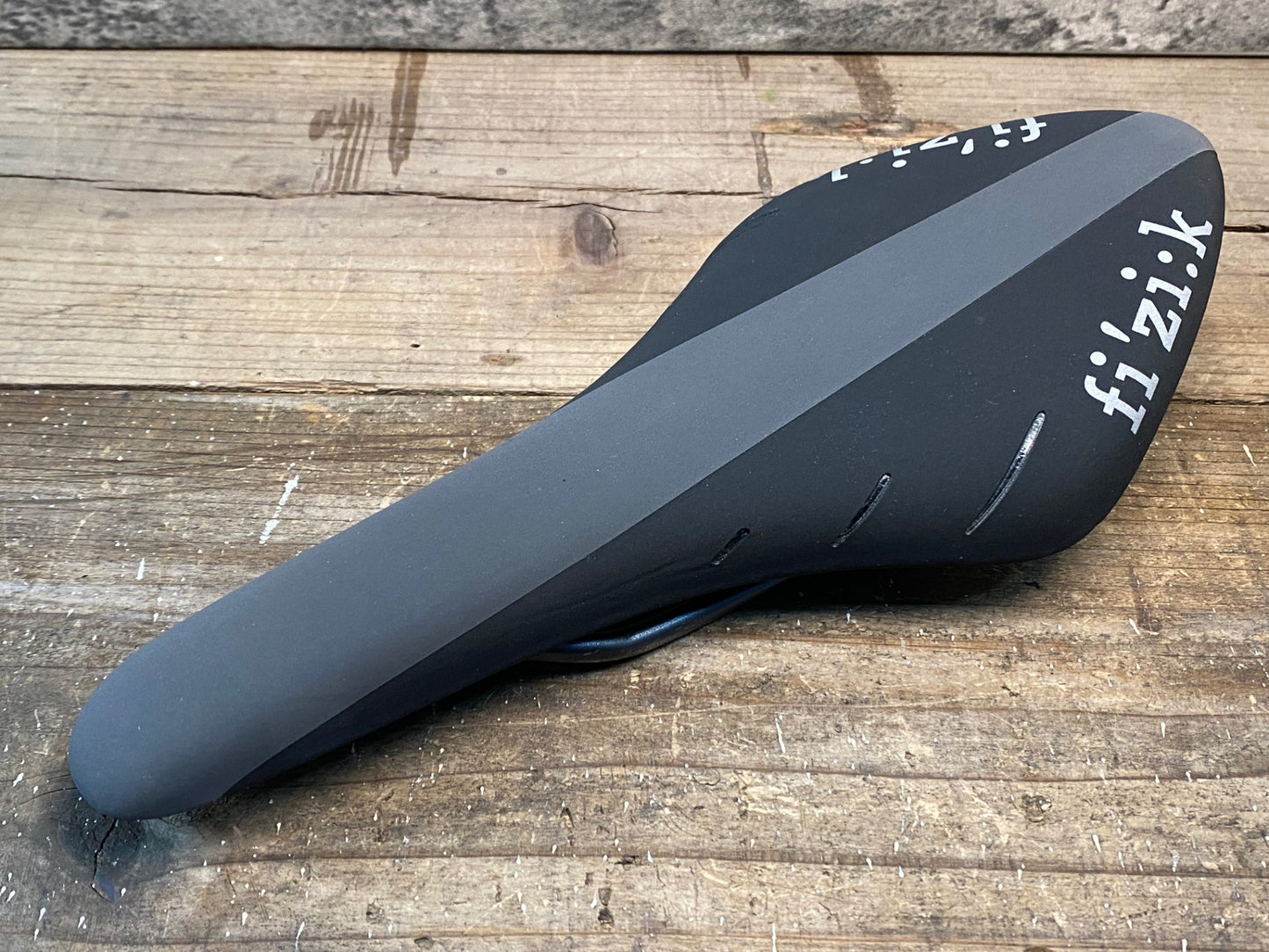 IP774 フィジーク fizik アリオネ ARIONE R3 サドル 黒 kium レール 126mm