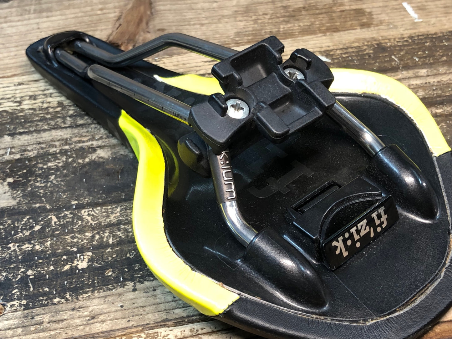 IL200 フィジーク fizik ANTARES VS サドル 黒黄 kium レール