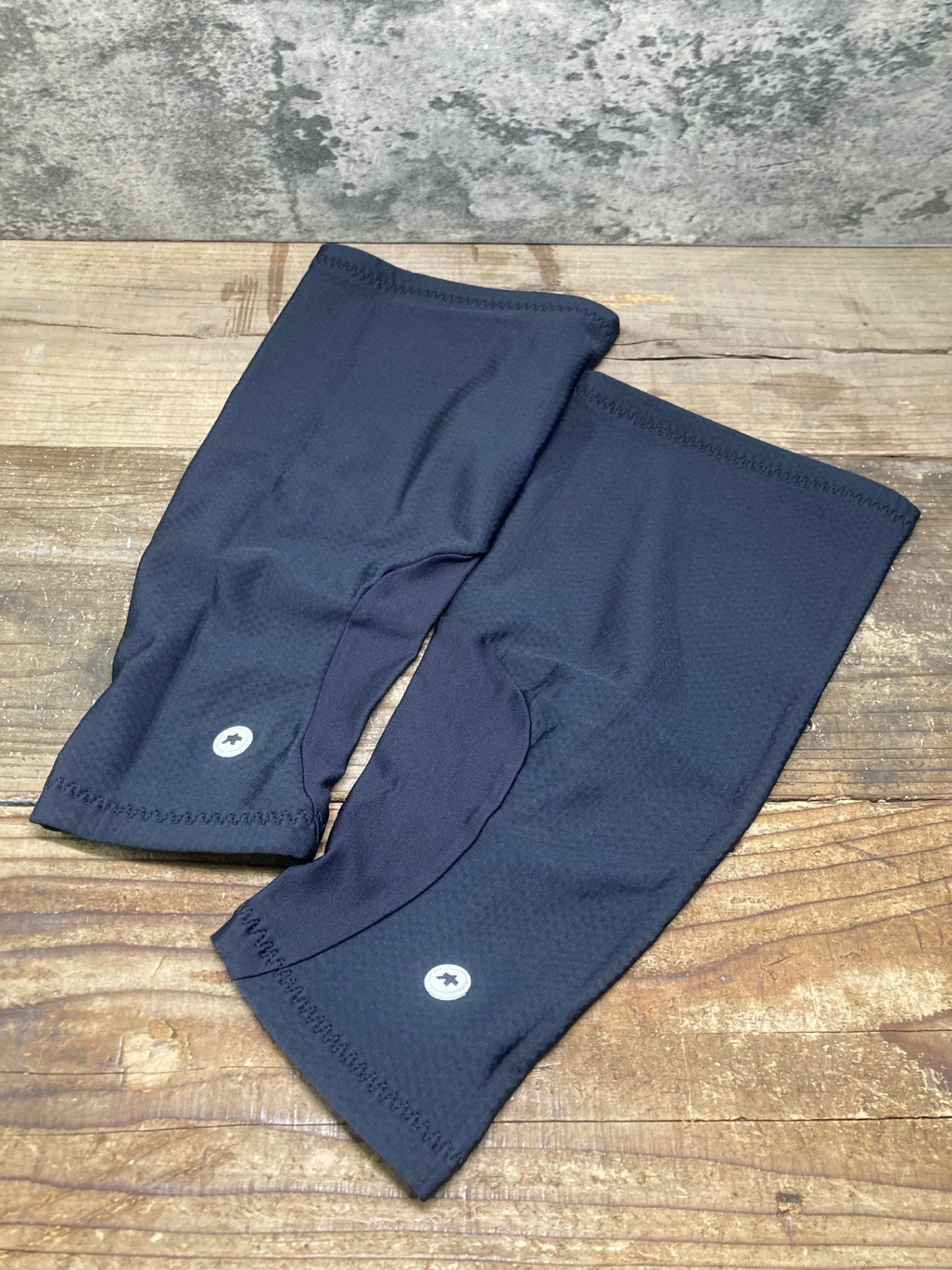 IT224 アソス assos ニーウォーマー 黒 1