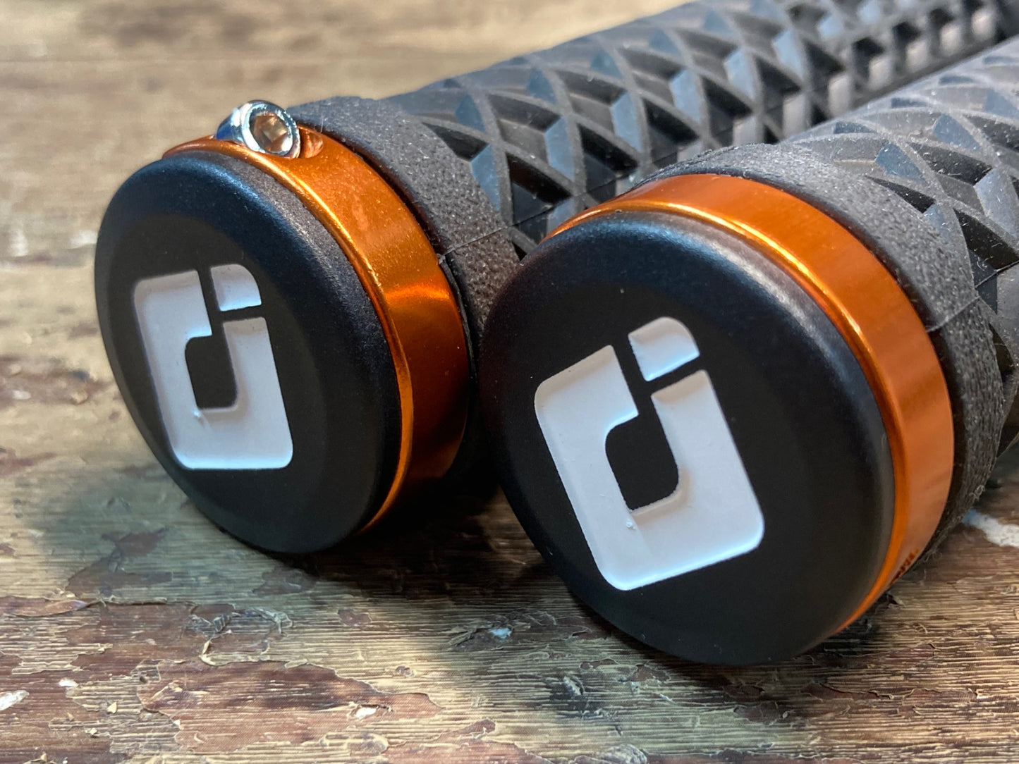 IL495 ODI GRIPS グリップ