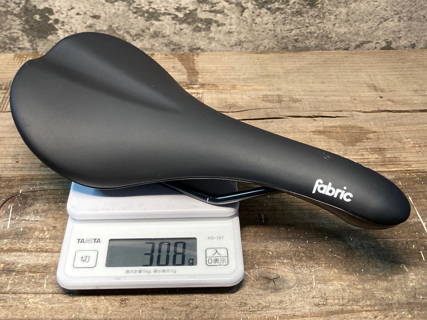 IP691 ファブリック fabric Scoop Sport Radius サドル 黒 スチールレール