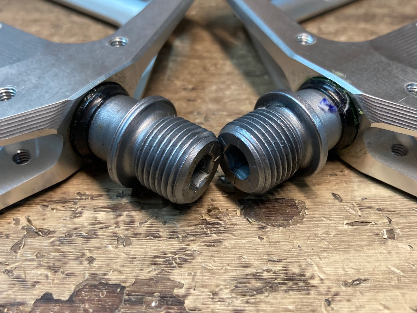 IL492 DMR VAULT PEDAL フラットペダル シャフト ピン付属