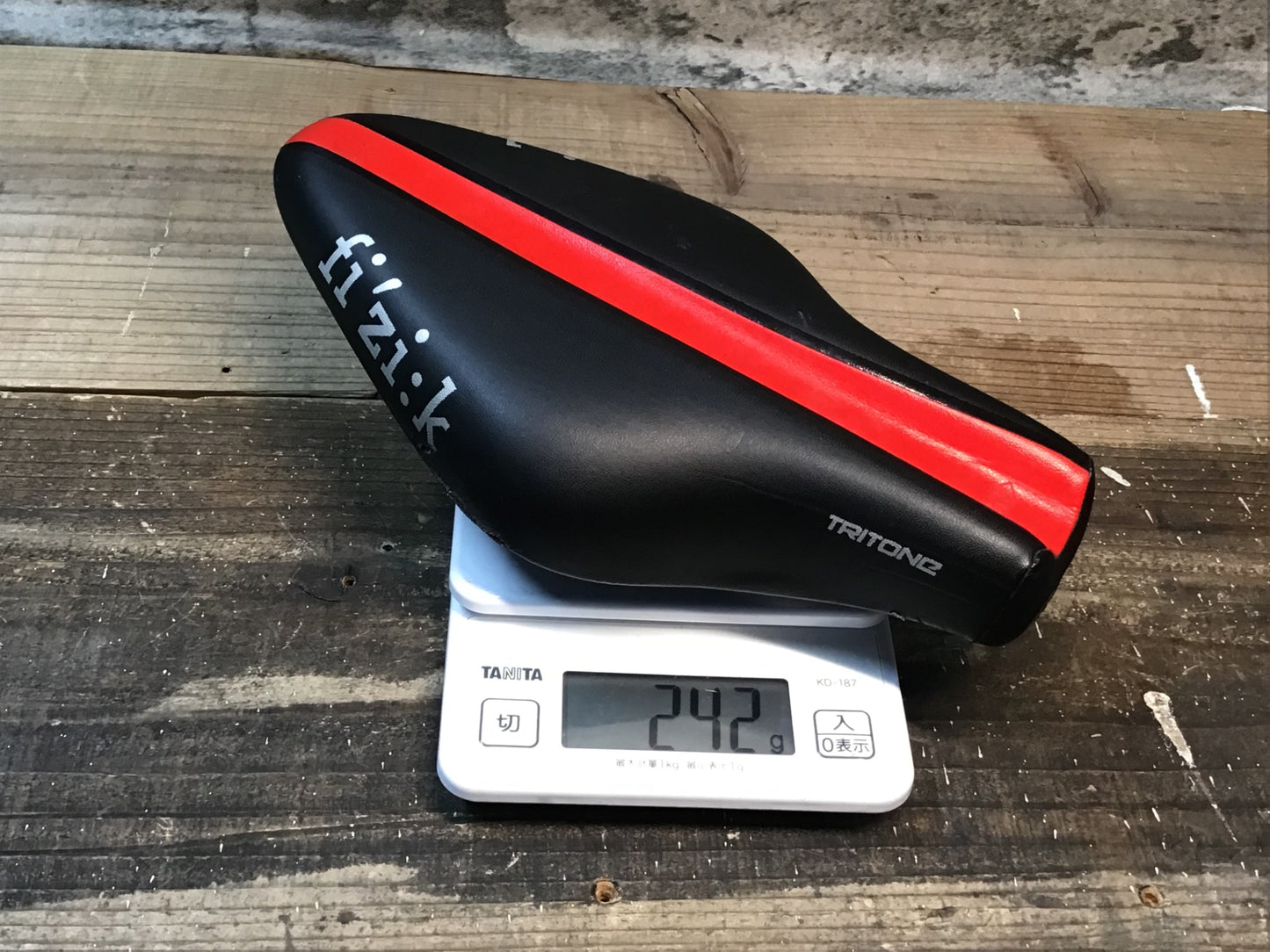 IS122 フィジーク Fizik トライトーン TRITONE サドル キウムレール 黒赤