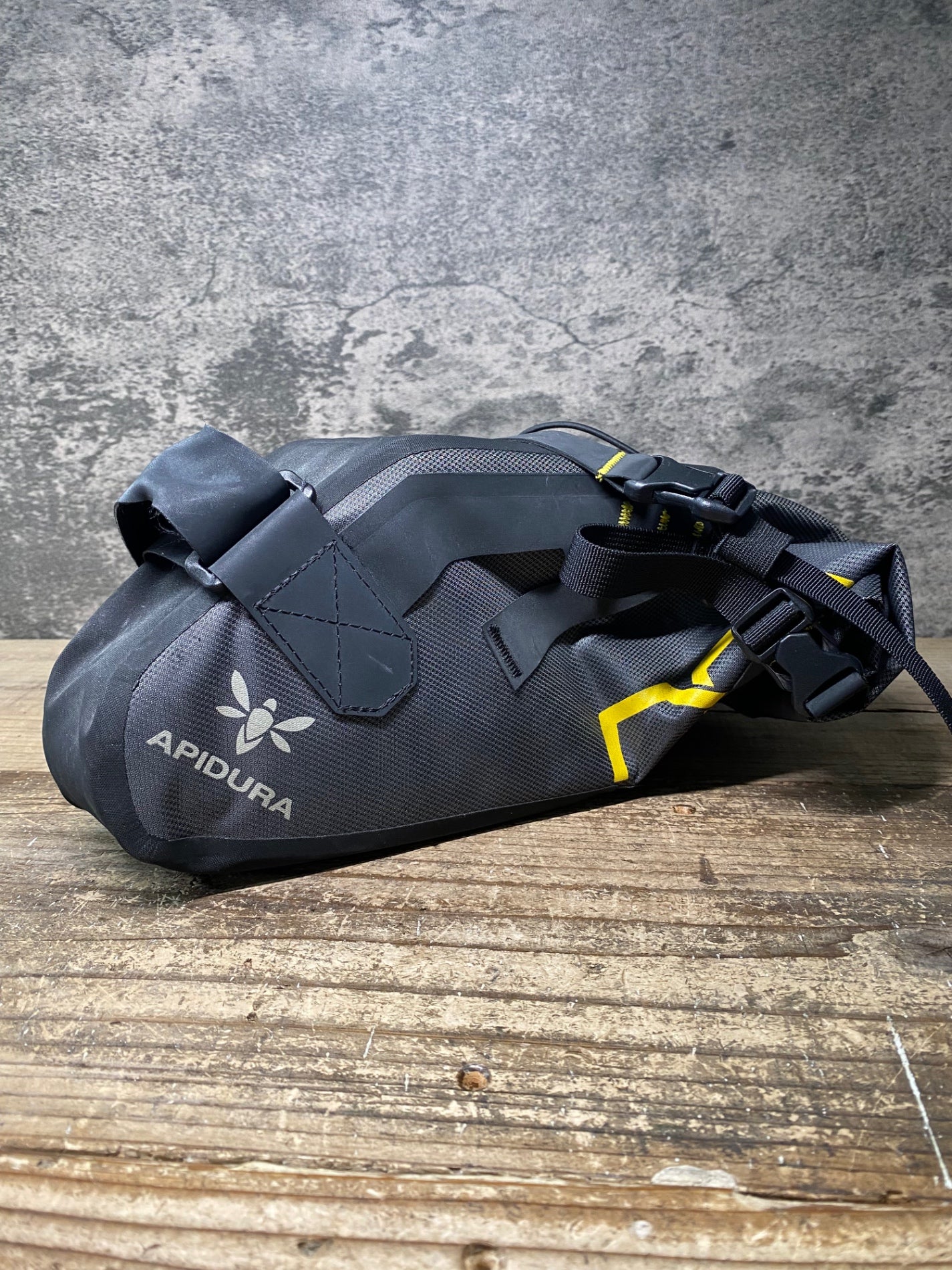 IS922 アピデュラ APIDURA EXPEDITION サドルバッグ グレー 黒 9L ※汚れ