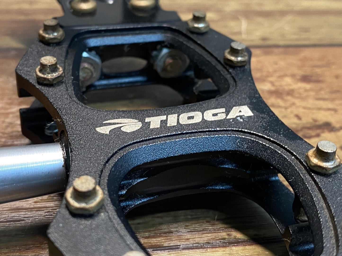 JB530 タイオガ TIOGA SureFoot8 フラットペダル 黒 トゥーストラップ付属