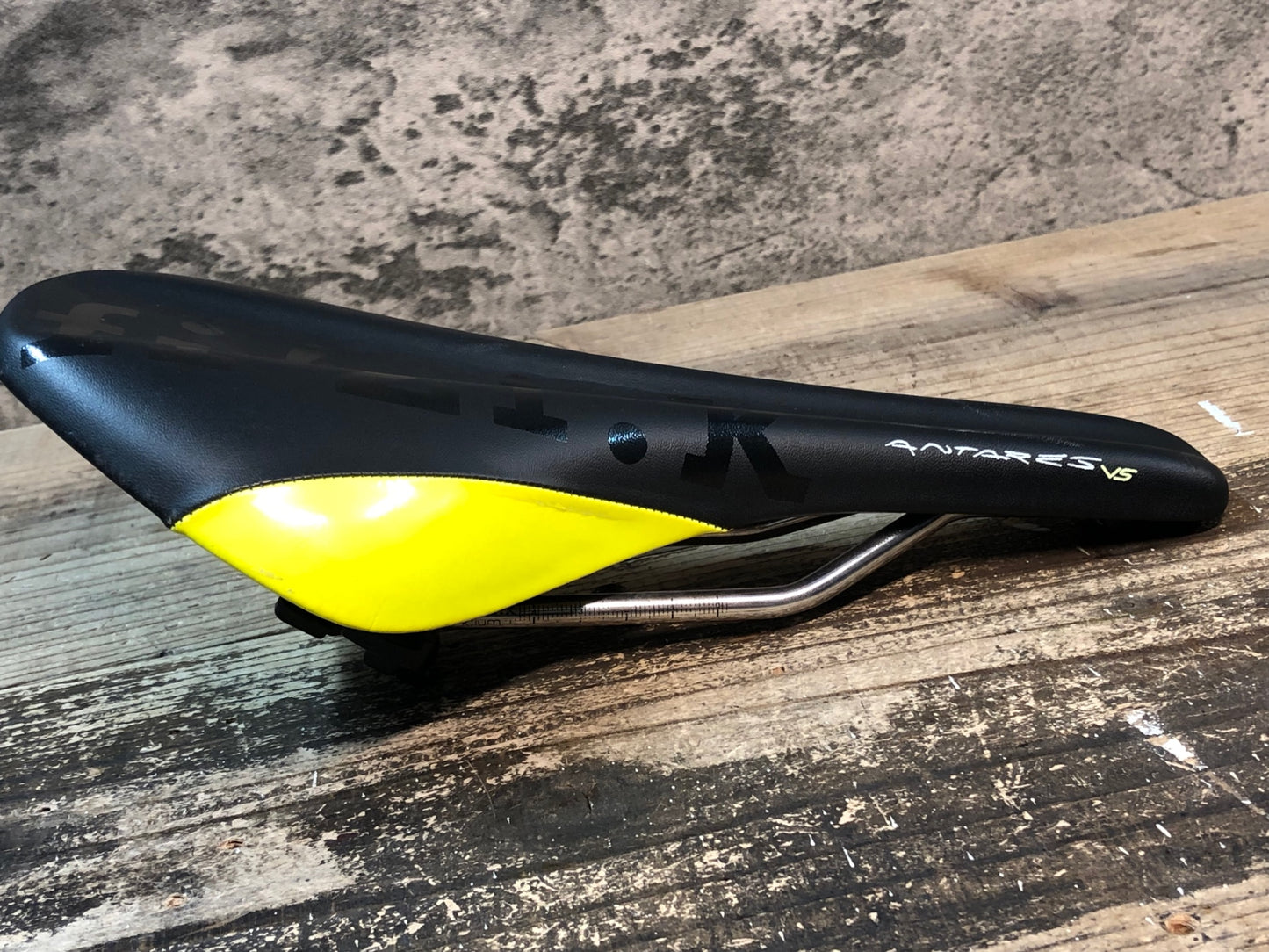 IL200 フィジーク fizik ANTARES VS サドル 黒黄 kium レール