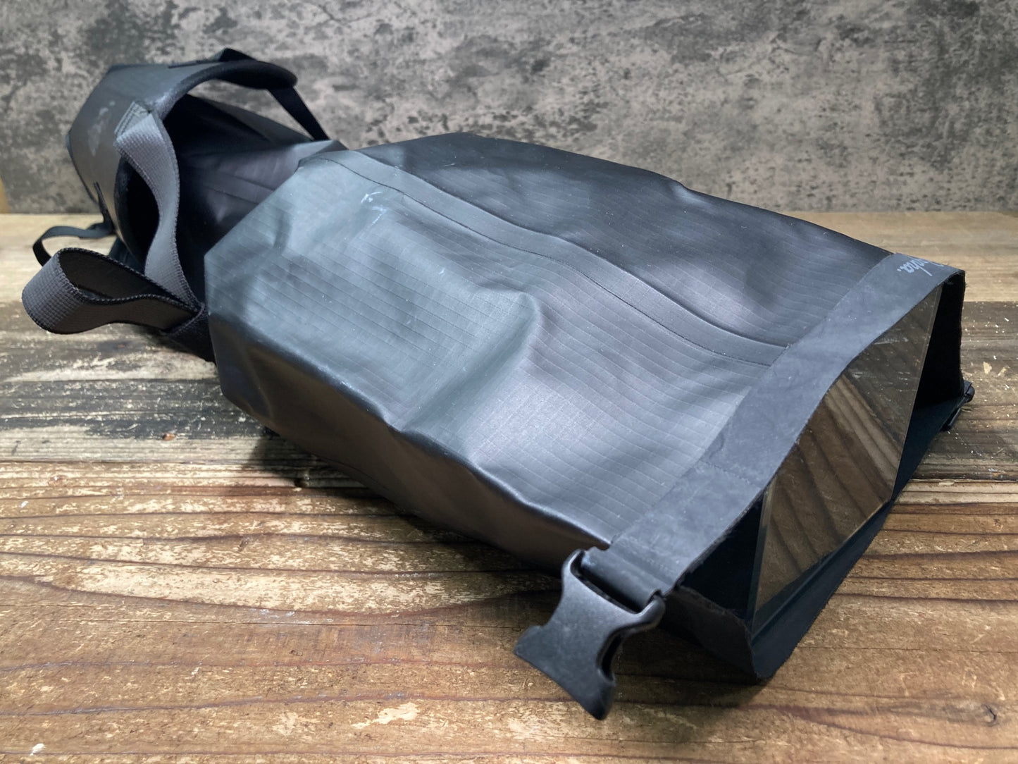 IO192 ラファ Rapha EXPLORE WATERPROOF REAR PACK サドルバッグ 黒 スレ