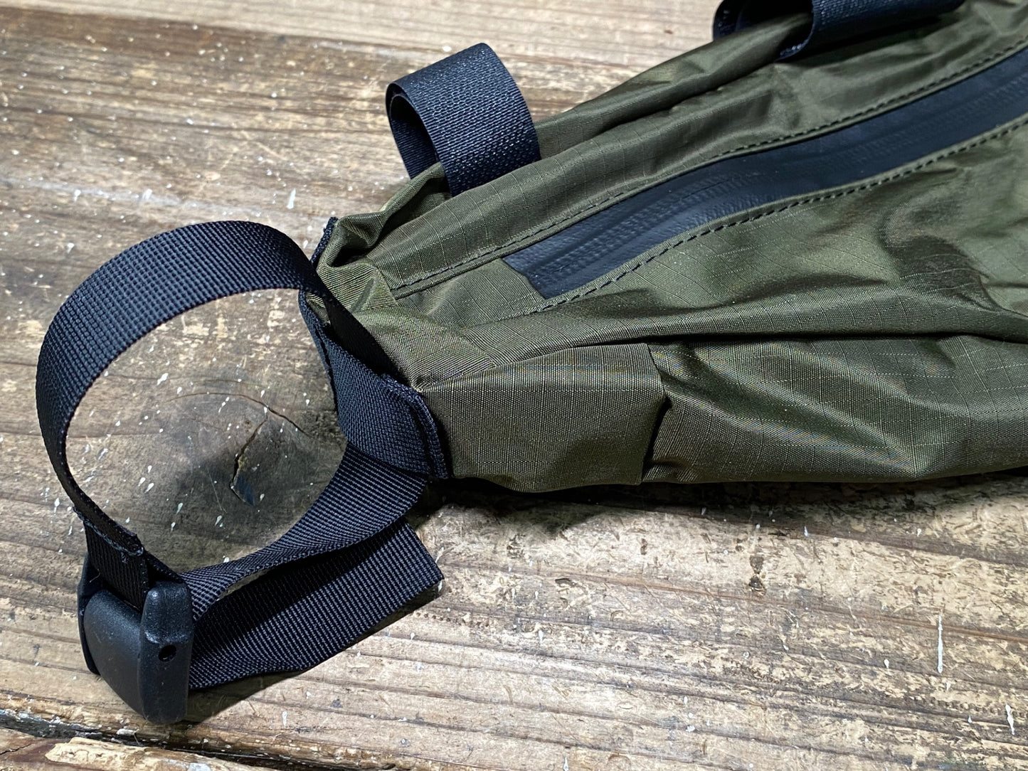 IQ935 フェアウェザー FAIRWEATHER half frame bag フレームバッグ カーキ