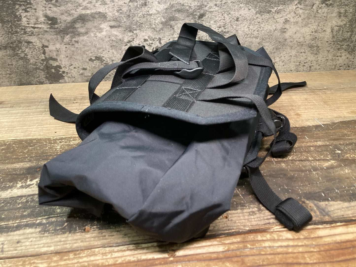 IV334 リストラップ RESTRAP ハンドルバーバッグ 黒 14L
