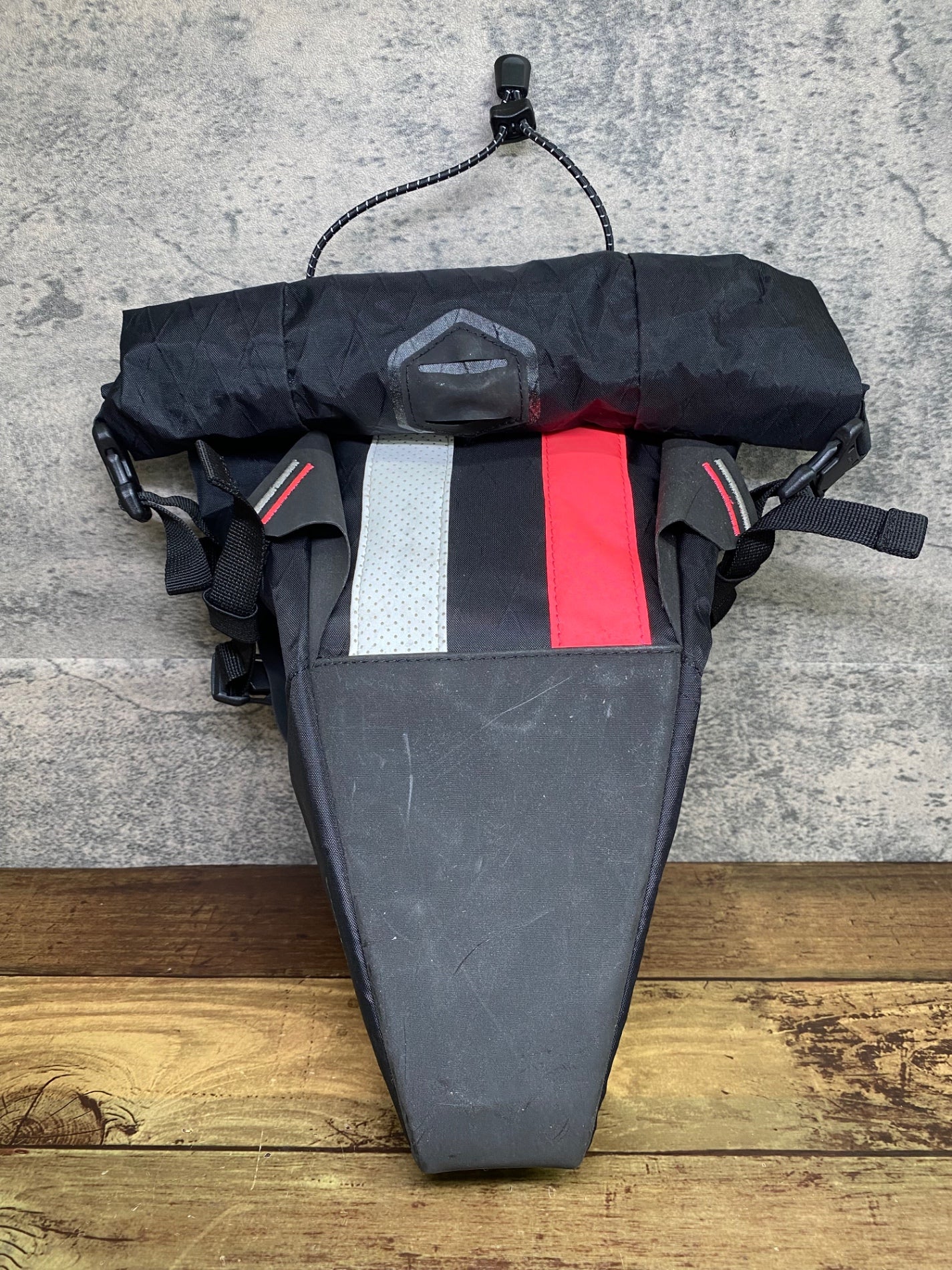 JA604 アピデュラ APIDURA ラファ Rapha サドルバッグ 黒 ピンク
