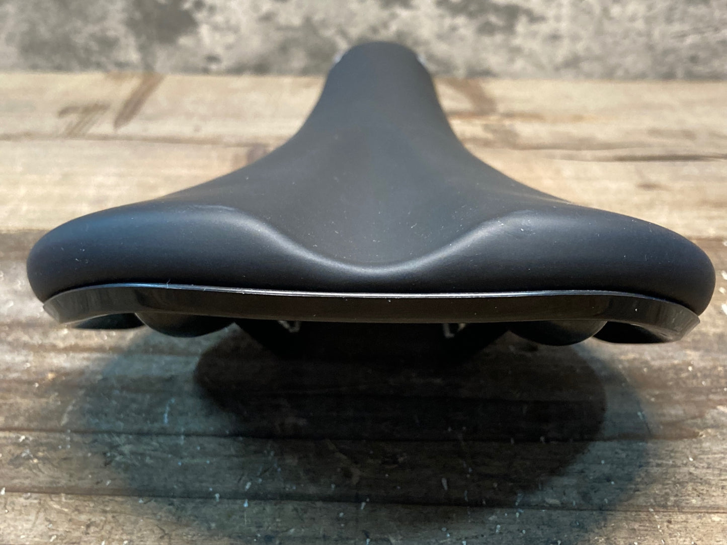 IP691 ファブリック fabric Scoop Sport Radius サドル 黒 スチールレール