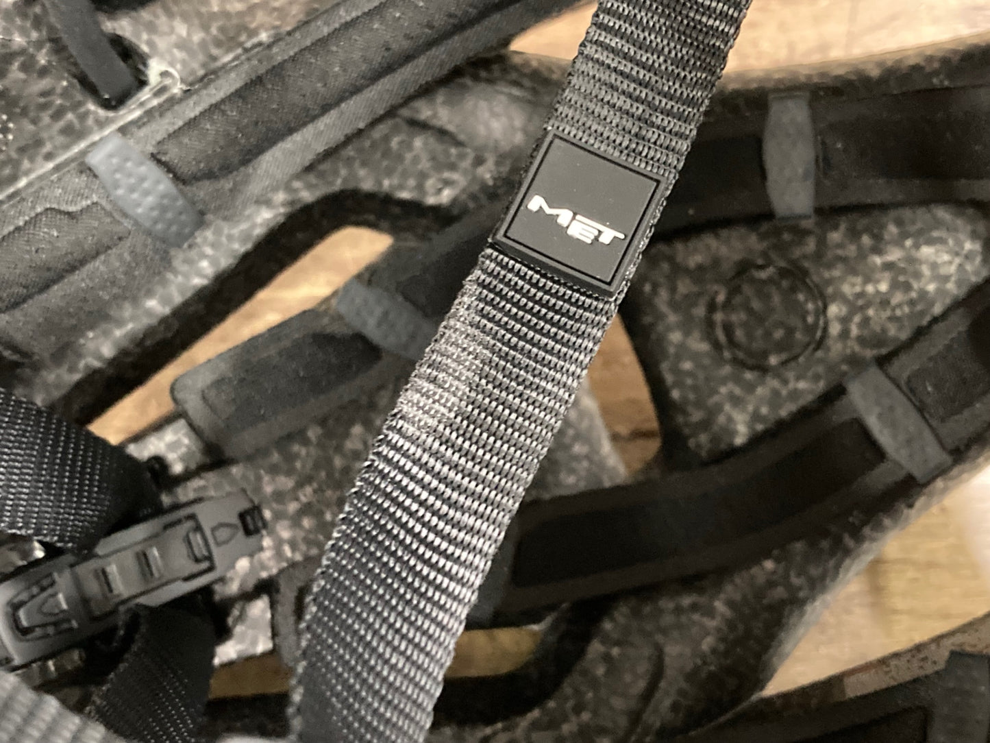 IZ442 メット MET トレンタ TRENTA 3K CARBON Mips ヘルメット 黒 M 56-58cm 2024/08製造 ※あご紐汚れ