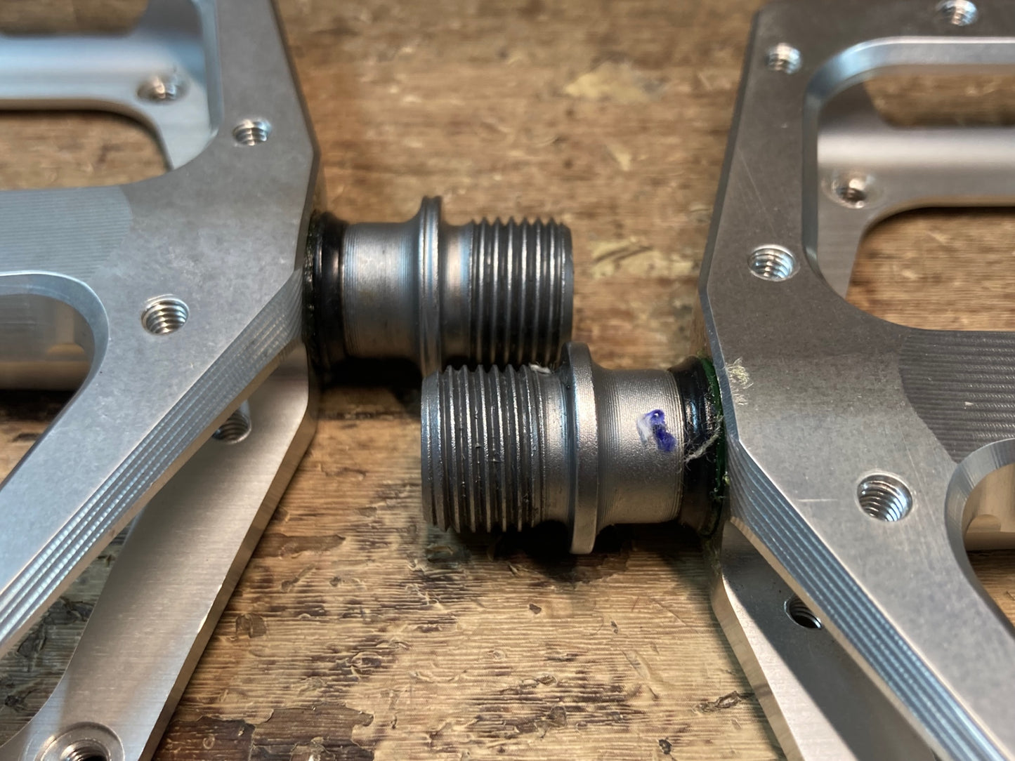 IL492 DMR VAULT PEDAL フラットペダル シャフト ピン付属