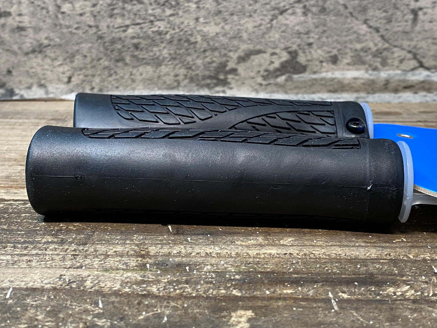 IV661 ジャイアント GIANT ESCAPE R ERGO LOCK ON GRIP グリップ