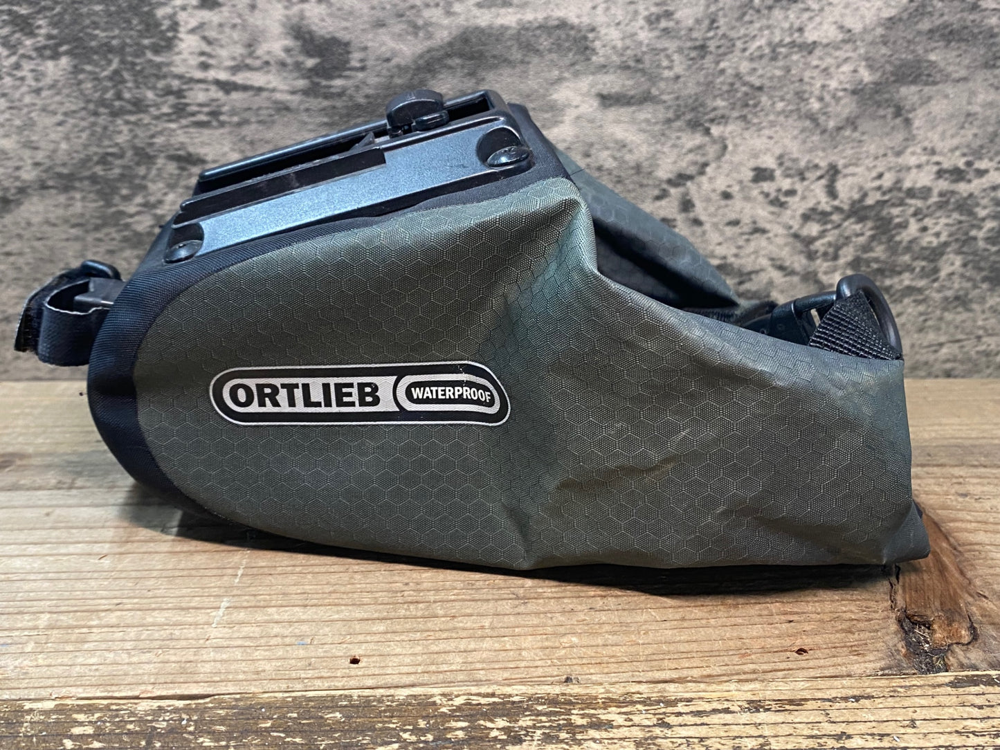 IT062 オルトリーブ ORTLIEB サドルバッグ カーキ 黒