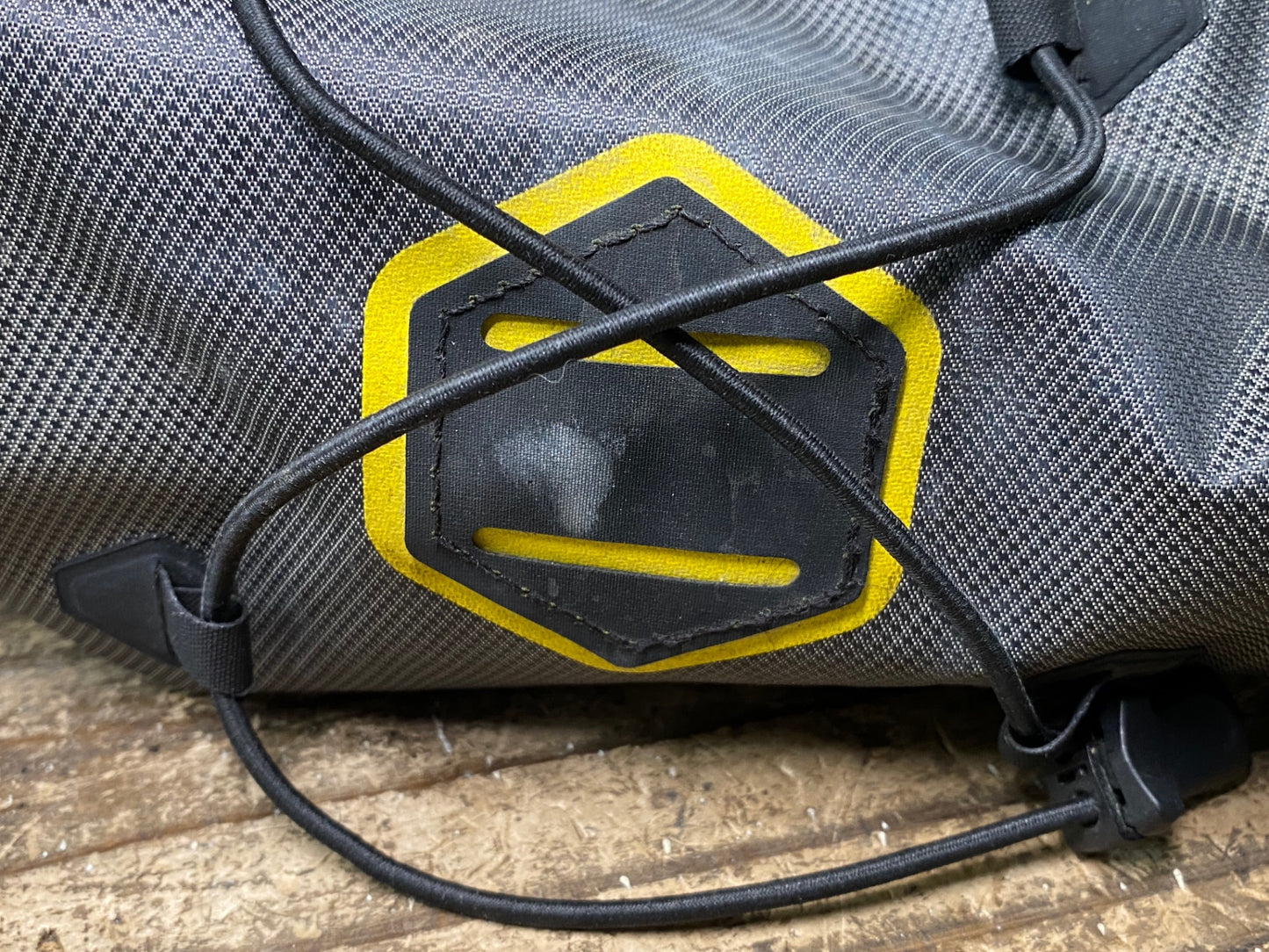IS922 アピデュラ APIDURA EXPEDITION サドルバッグ グレー 黒 9L ※汚れ