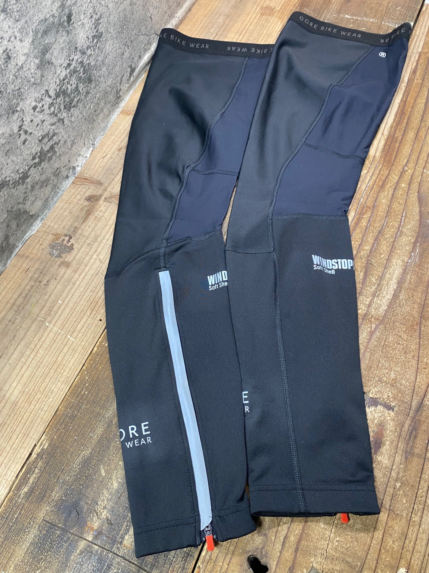 IR656 ゴアバイクウェア GORE BIKE WEAR レッグウォーマー 黒 EU XL WIND STOPPER SHOFT SHELL