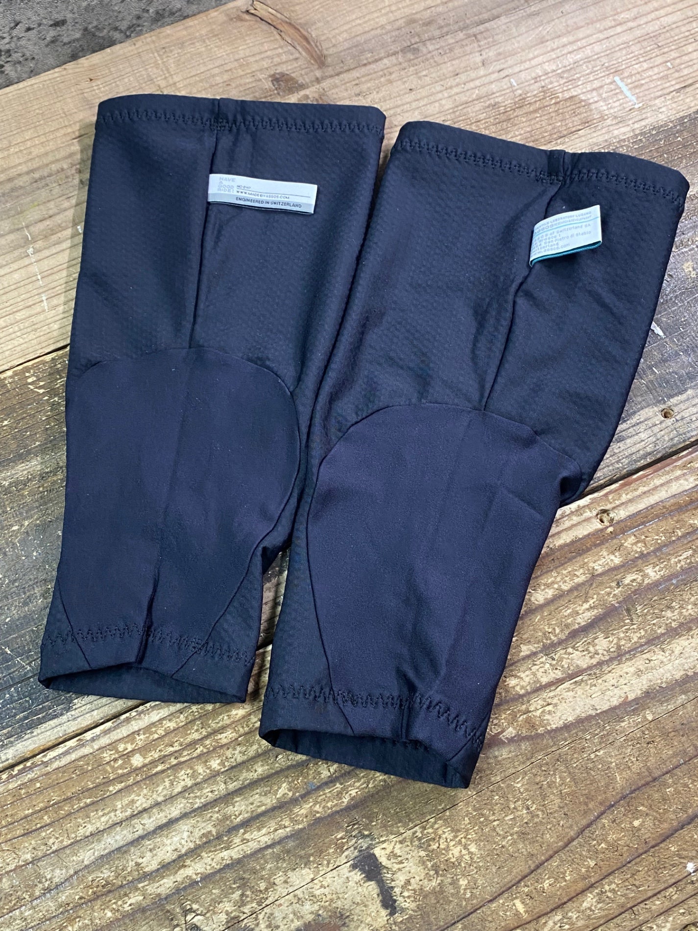 IT223 アソス assos ニーウォーマー 黒 0