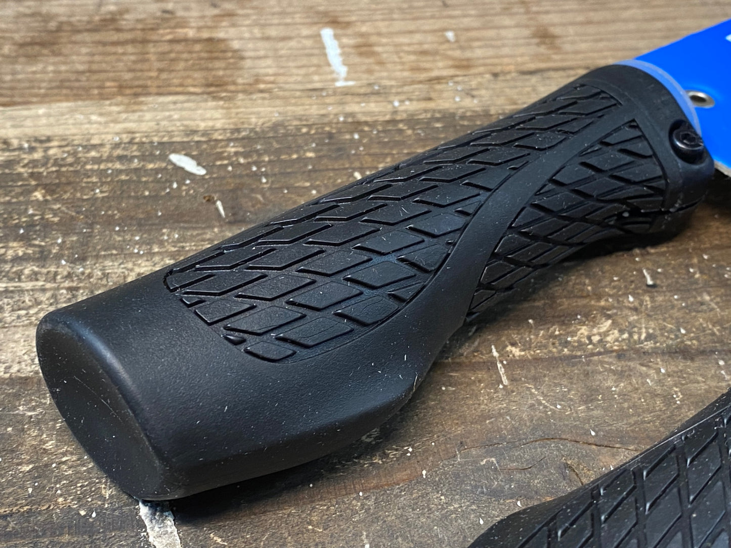 IV661 ジャイアント GIANT ESCAPE R ERGO LOCK ON GRIP グリップ