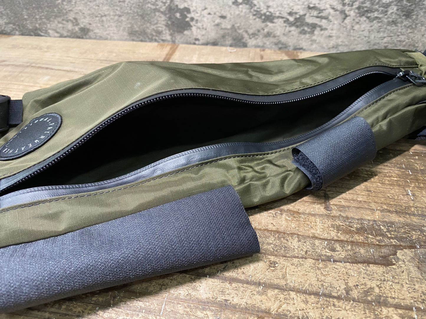 IQ935 フェアウェザー FAIRWEATHER half frame bag フレームバッグ カーキ