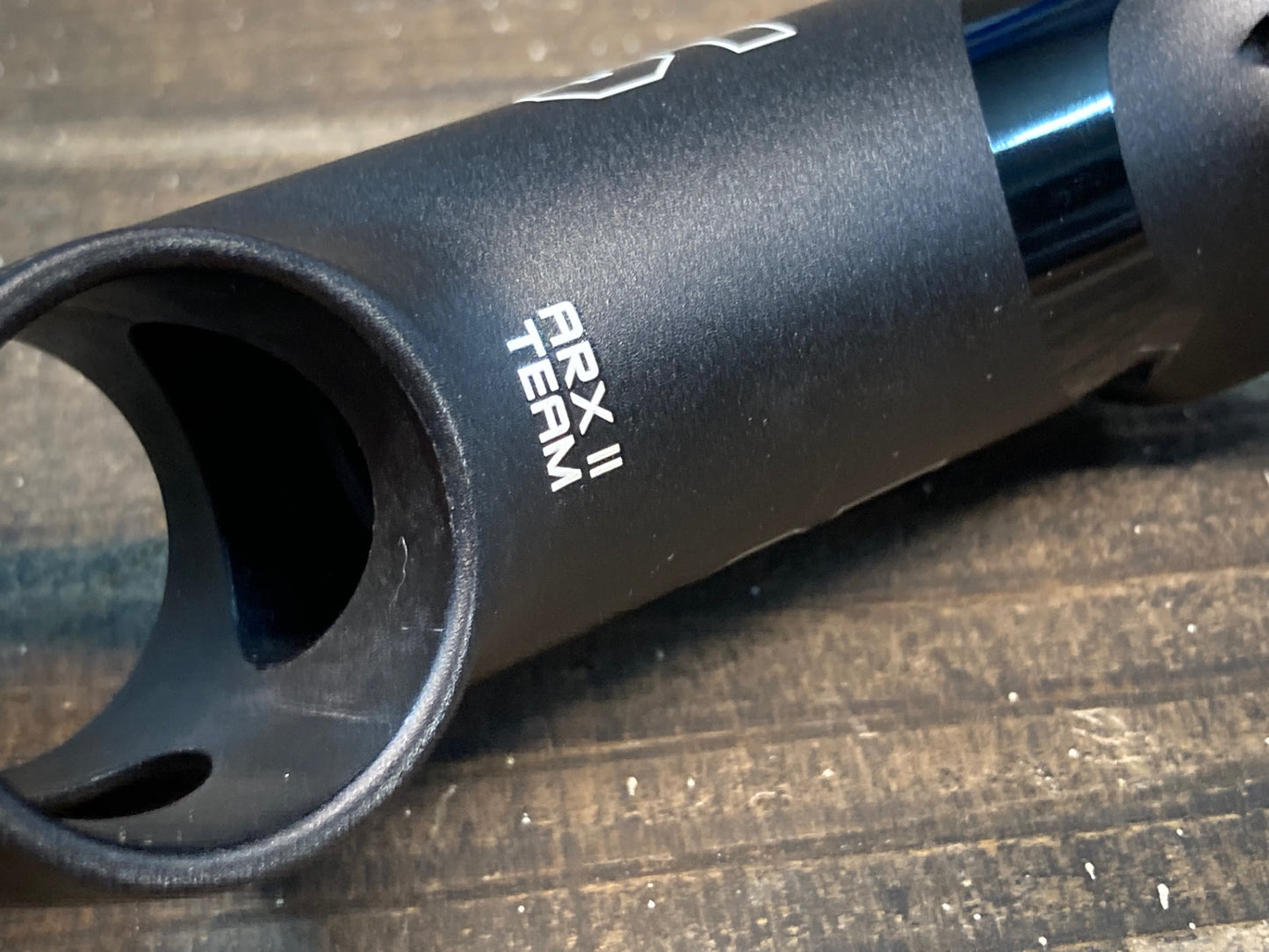 IO404 3T ARX 2 TEAM アルミステム 黒 100mm Φ31.8 OS 6°