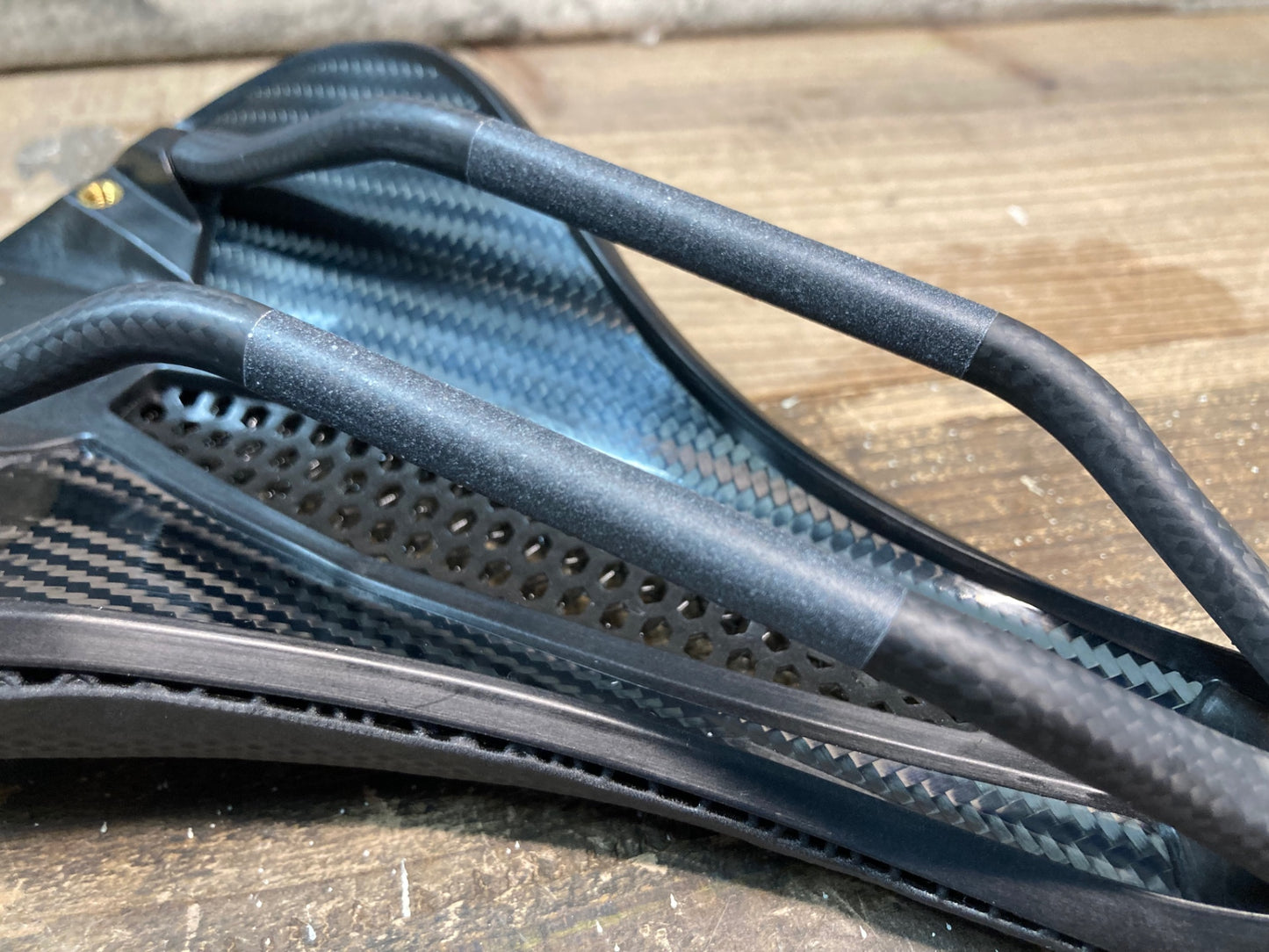 IR710 スペシャライズド SPECIALIZED PHENOM MIRROR サドル 黒 143mm カーボンレール