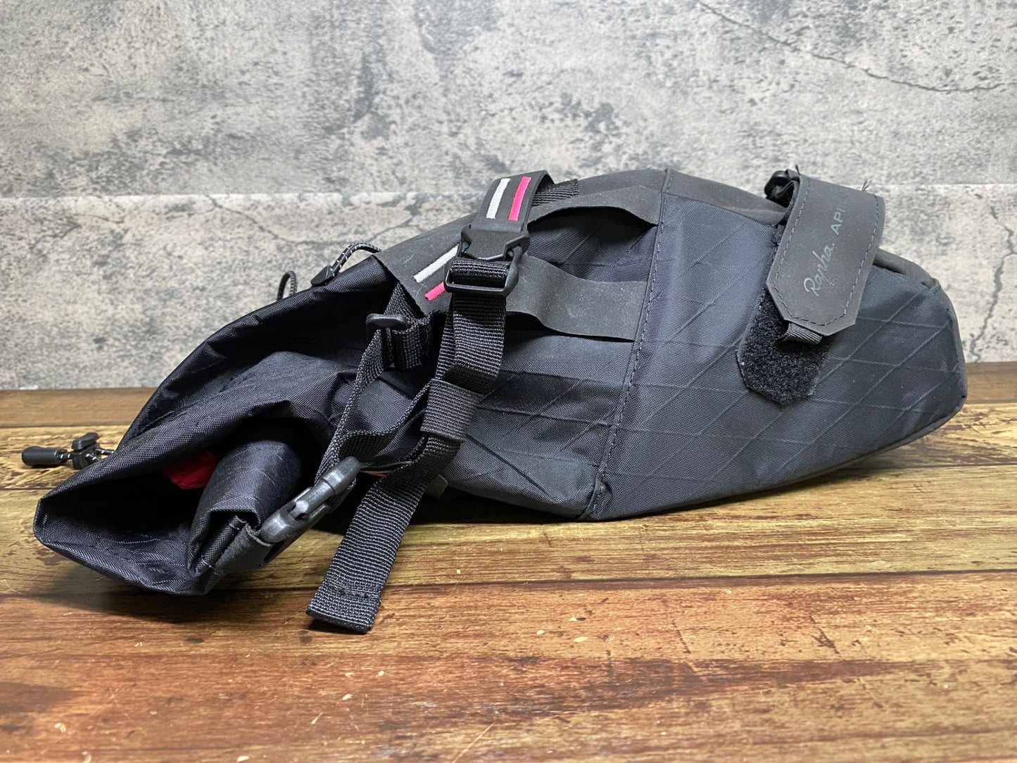 JA604 アピデュラ APIDURA ラファ Rapha サドルバッグ 黒 ピンク