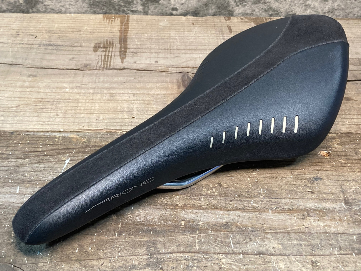 IQ016 フィジーク fizik アリオネ ARIONE サドル 黒 KIUMレール