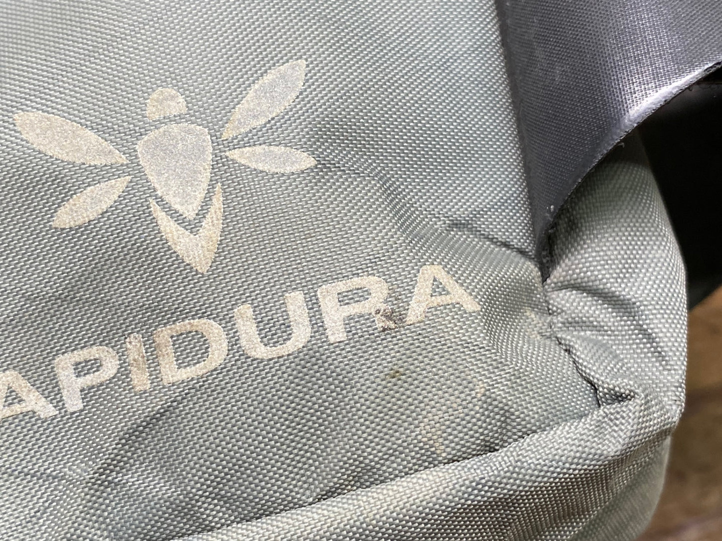 JA611 アピデュラ APIDURA EXPEDITION TOOL PACK サドルバッグ グレー 0.5L
