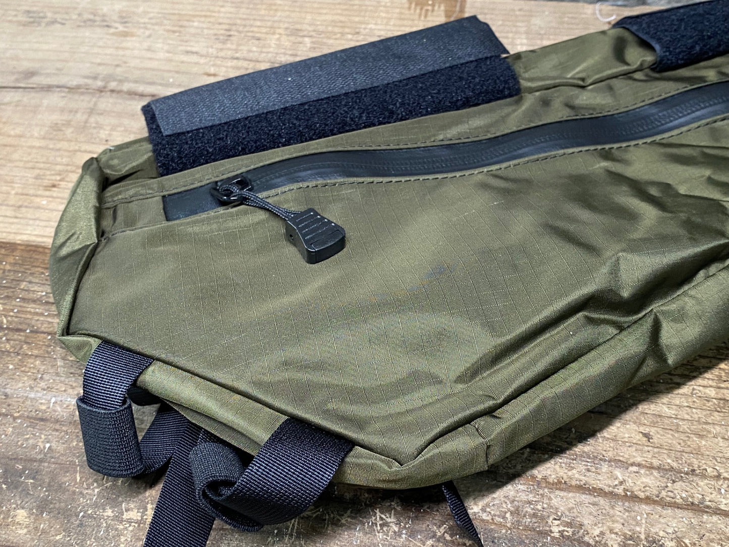 IQ935 フェアウェザー FAIRWEATHER half frame bag フレームバッグ カーキ