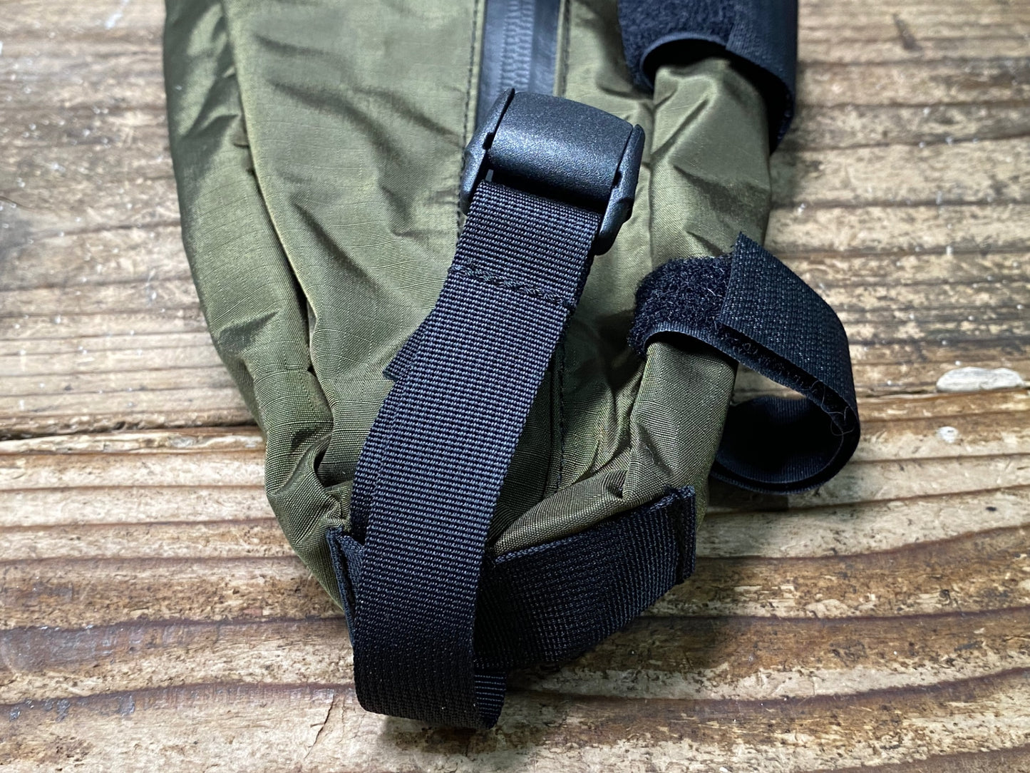 IQ935 フェアウェザー FAIRWEATHER half frame bag フレームバッグ カーキ