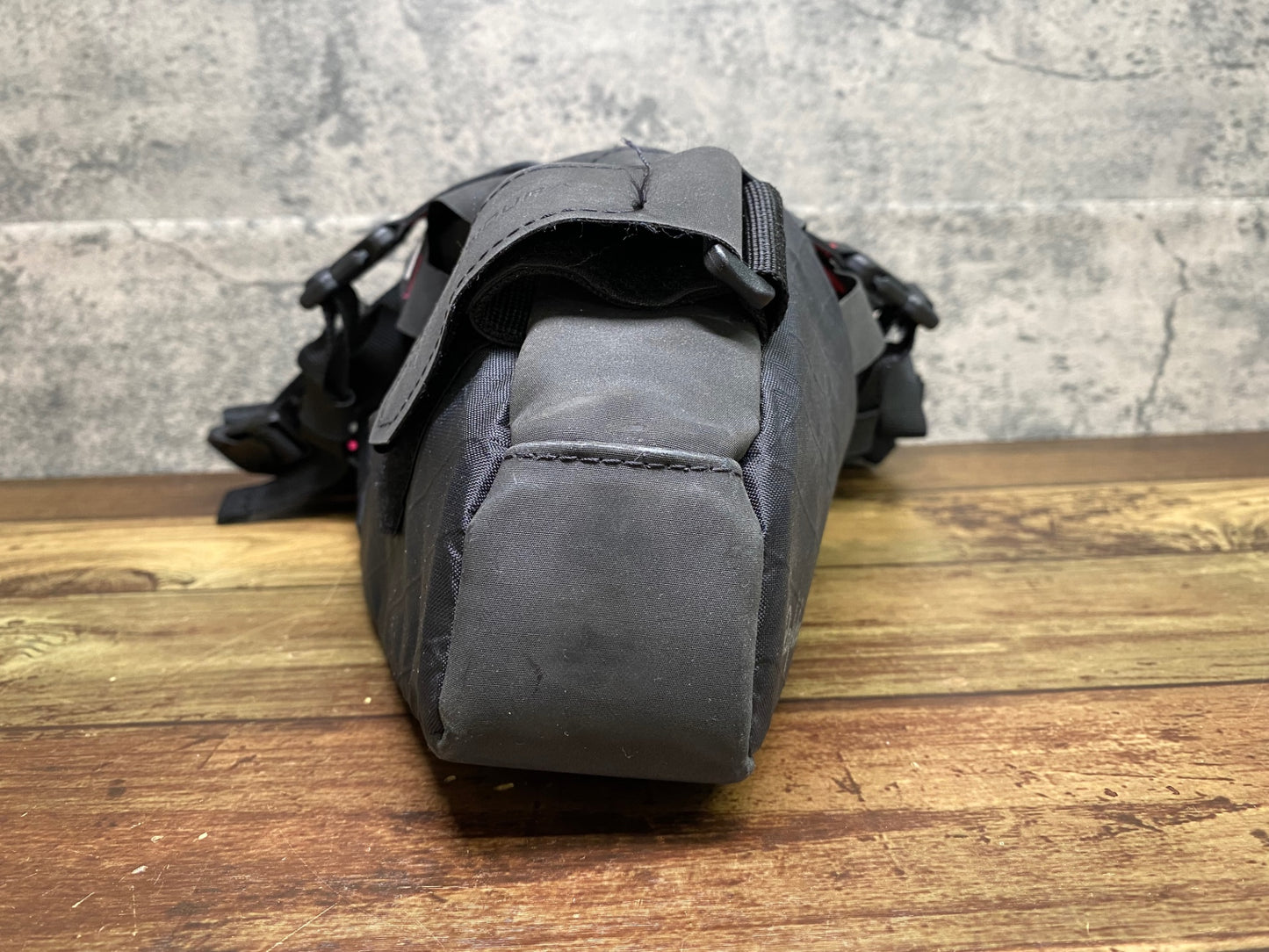 JA604 アピデュラ APIDURA ラファ Rapha サドルバッグ 黒 ピンク