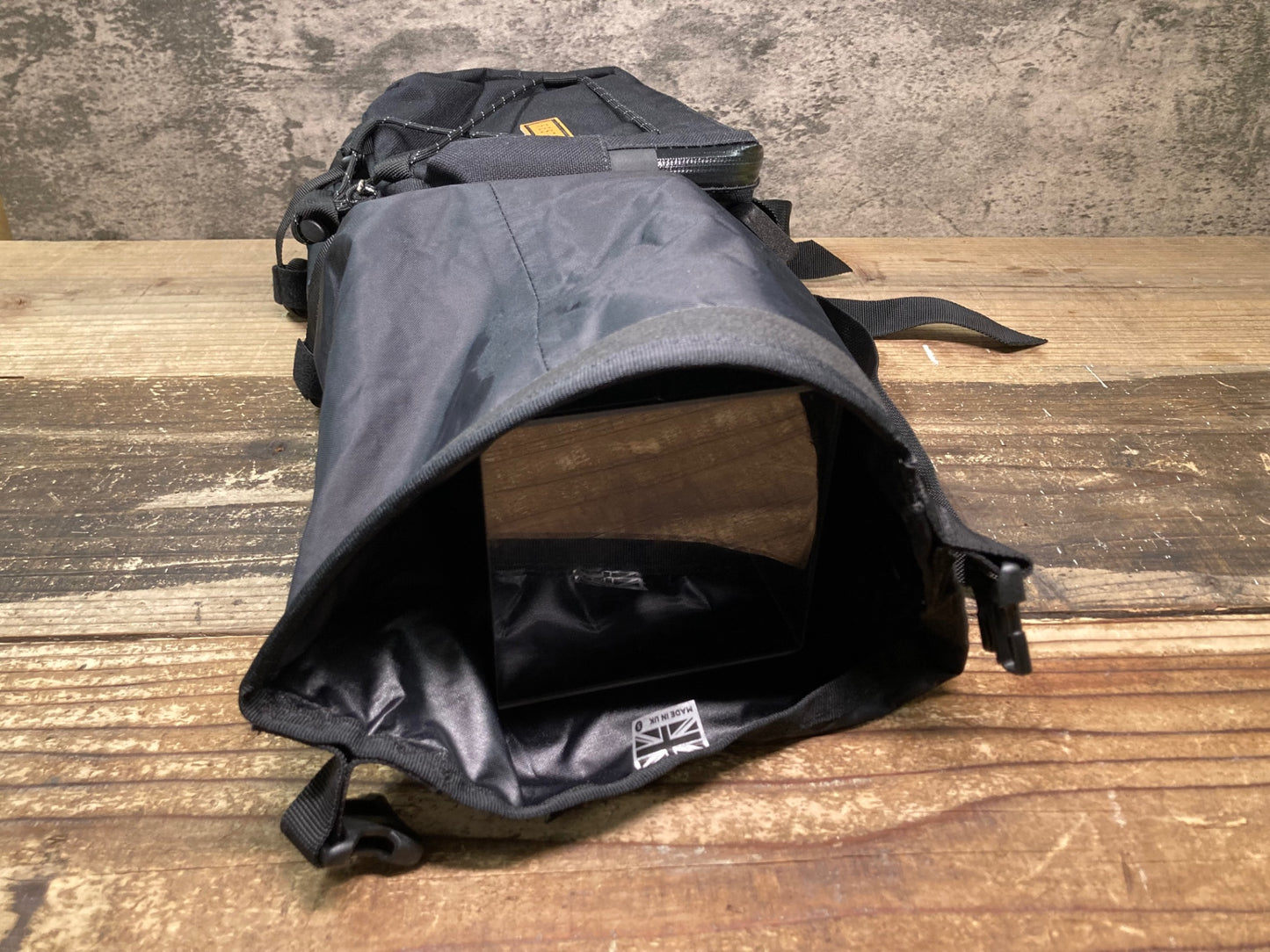 IV334 リストラップ RESTRAP ハンドルバーバッグ 黒 14L