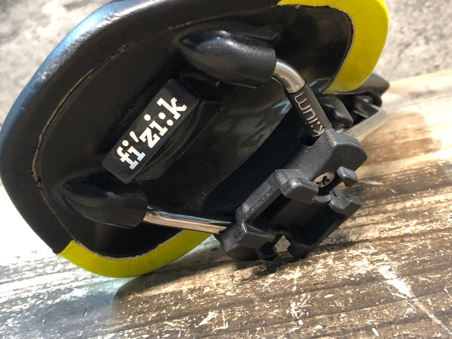 IL200 フィジーク fizik ANTARES VS サドル 黒黄 kium レール