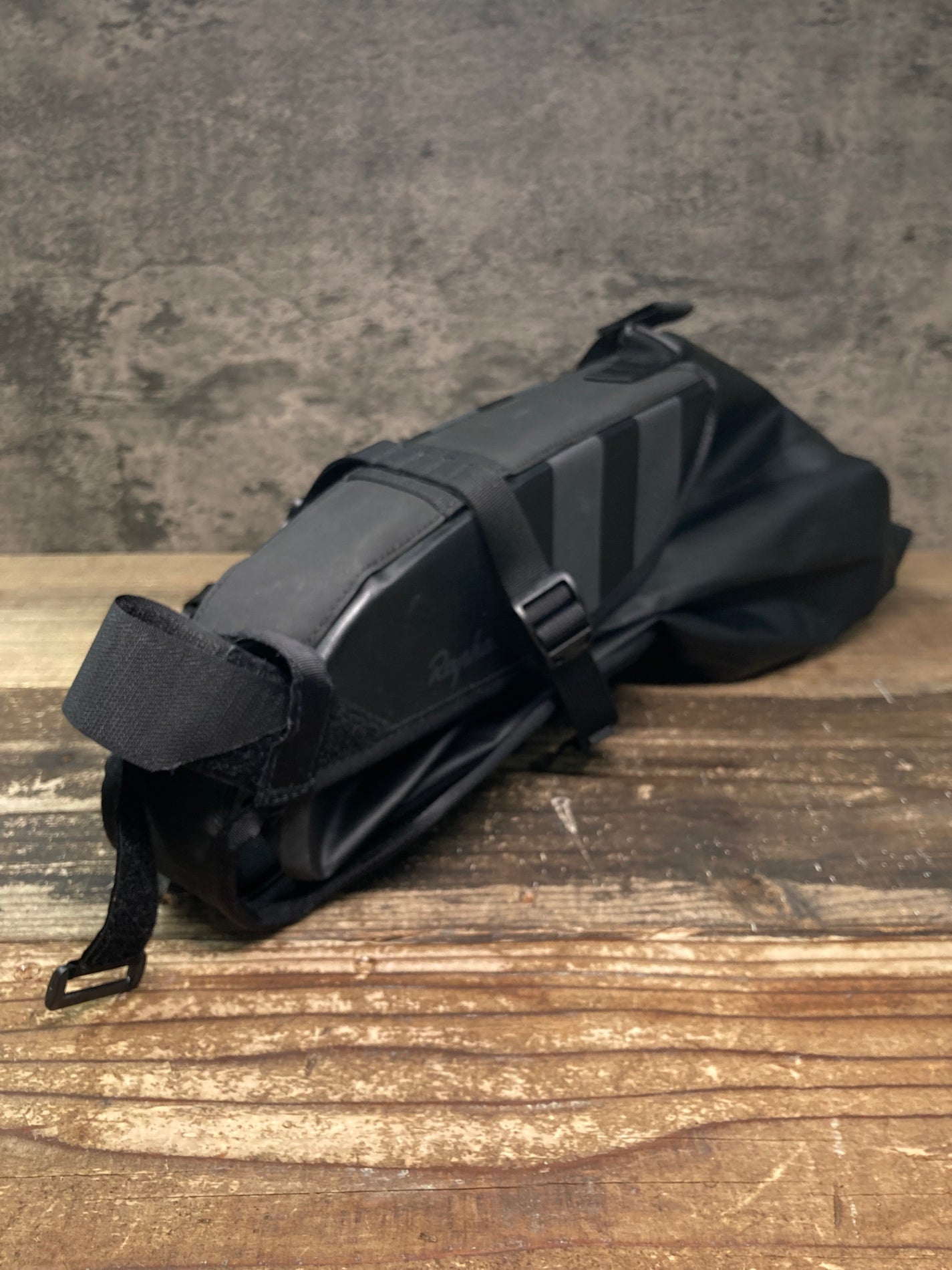 IO192 ラファ Rapha EXPLORE WATERPROOF REAR PACK サドルバッグ 黒 スレ
