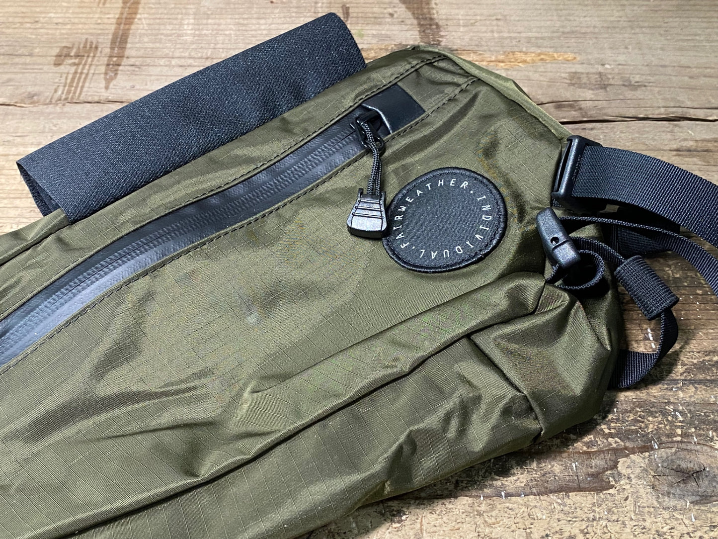 IQ935 フェアウェザー FAIRWEATHER half frame bag フレームバッグ カーキ