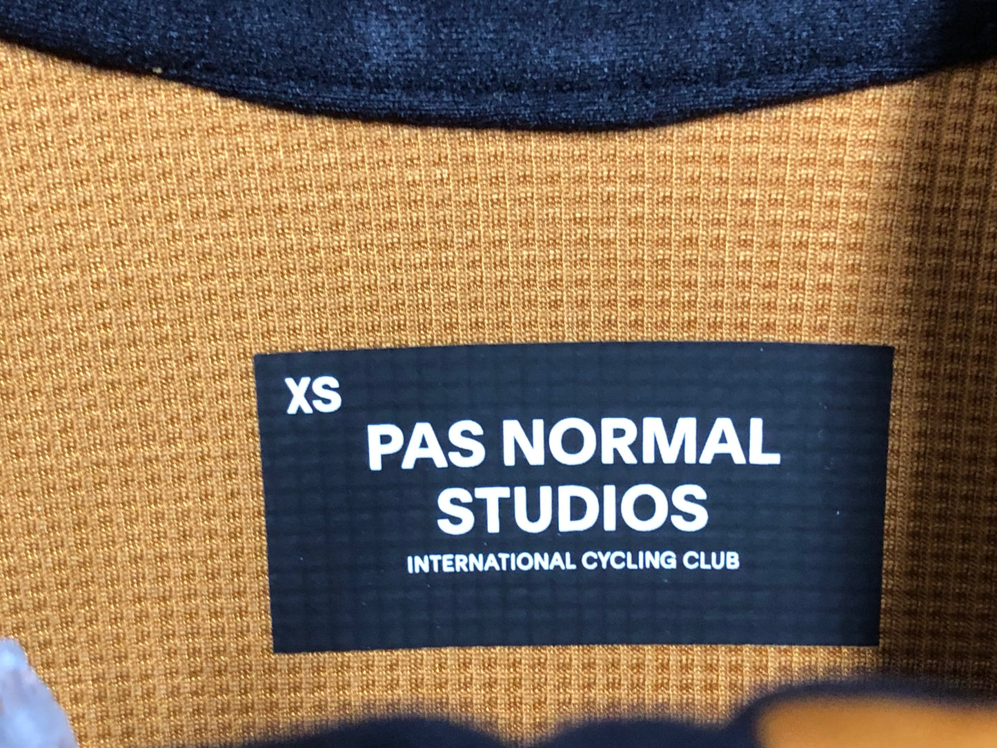 IO709 パスノーマルスタジオ PAS NORMAL STUDIOS Essential Thermal Jacket 長袖 サイクルジャケット バーンドオレンジ XS