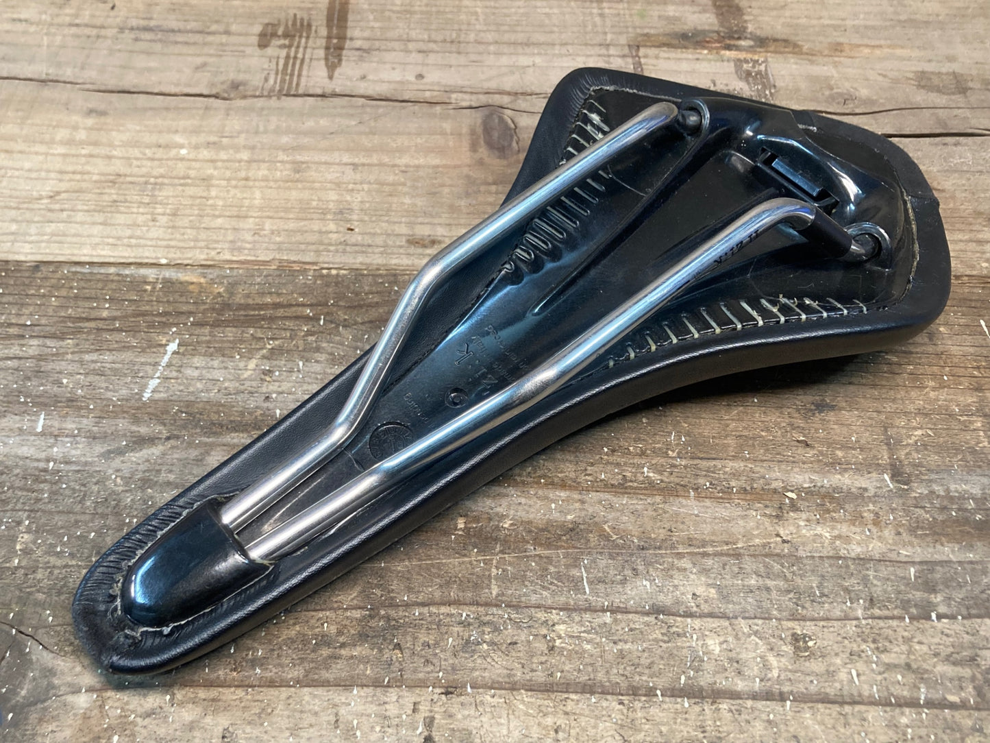 IQ017 フィジーク fizik アリオネ ARIONE サドル 黒 KIUMレール