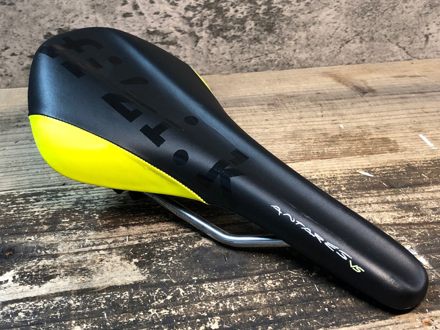 IL200 フィジーク fizik ANTARES VS サドル 黒黄 kium レール