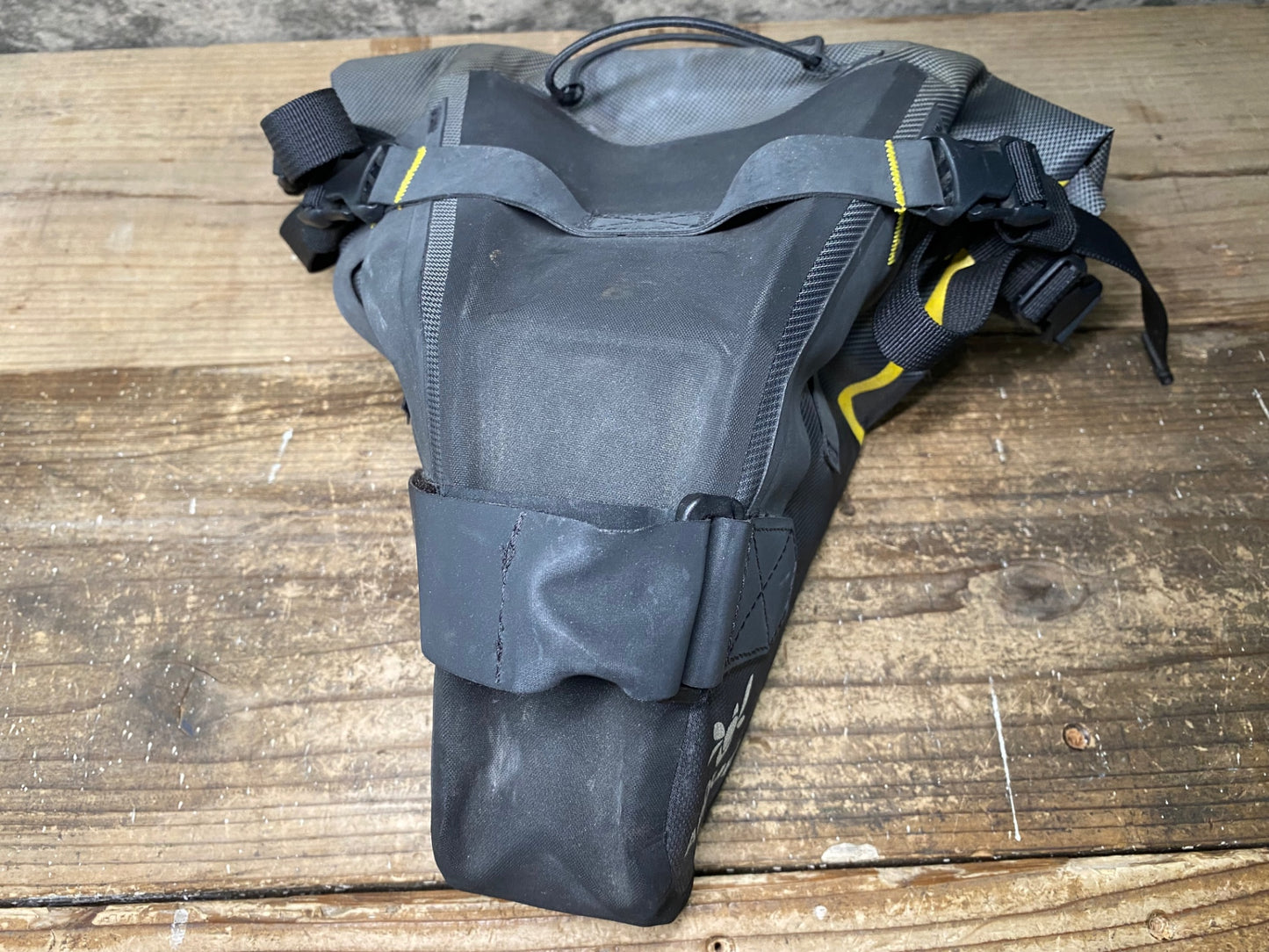 IS922 アピデュラ APIDURA EXPEDITION サドルバッグ グレー 黒 9L ※汚れ