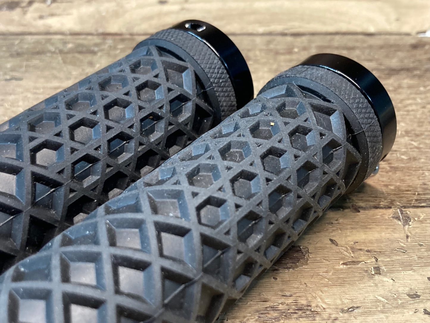IL495 ODI GRIPS グリップ