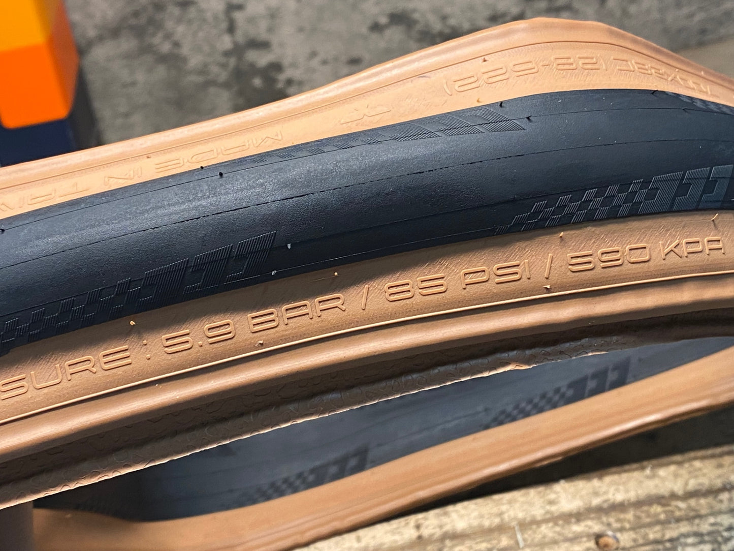 IR401 アメリカンクラシック AMERICAN CLASSIC TIMEKEEPER ULTRALIGHT ROAD TIRE クリンチャータイヤ 700x28c 茶