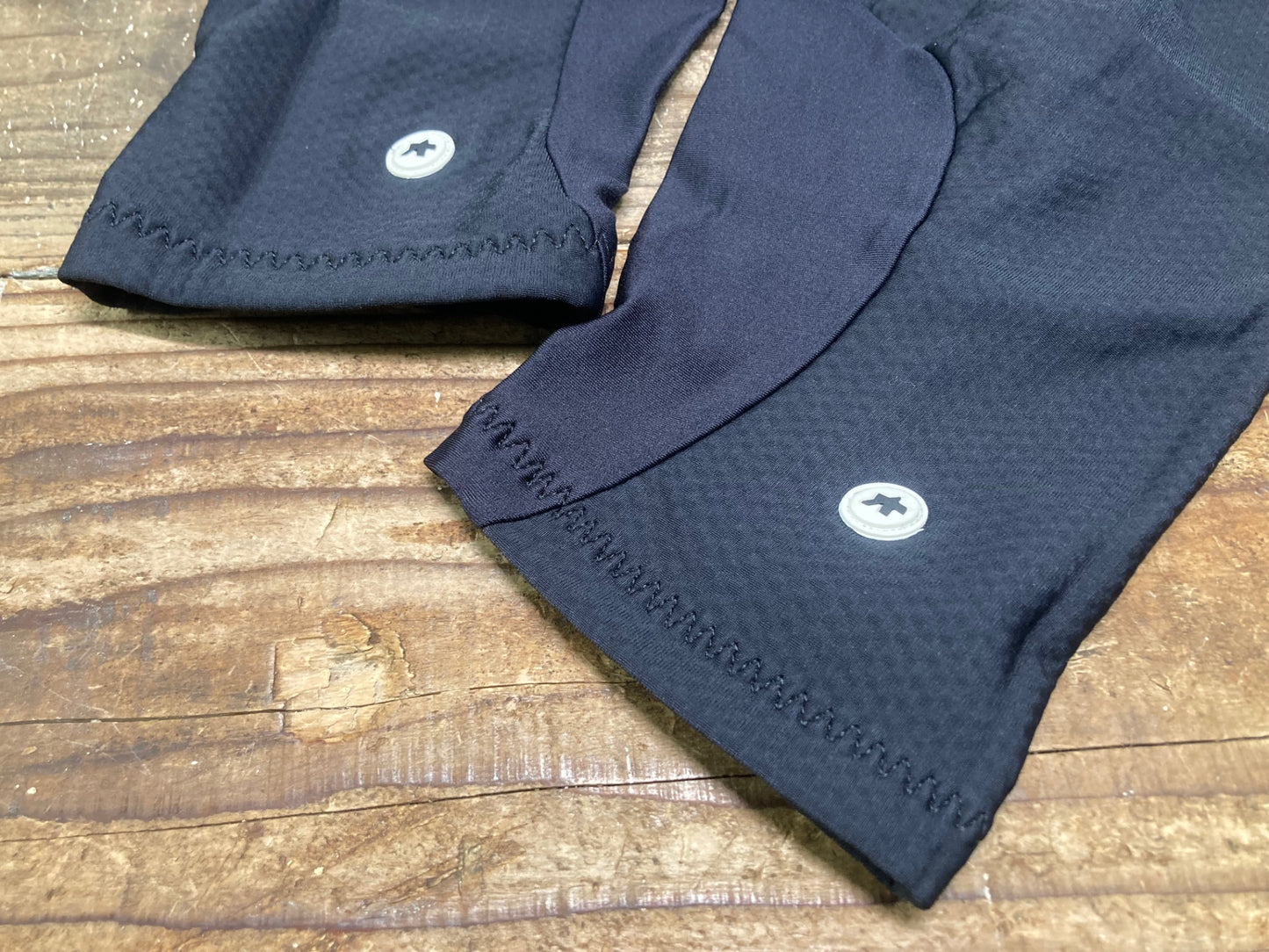 IT224 アソス assos ニーウォーマー 黒 1