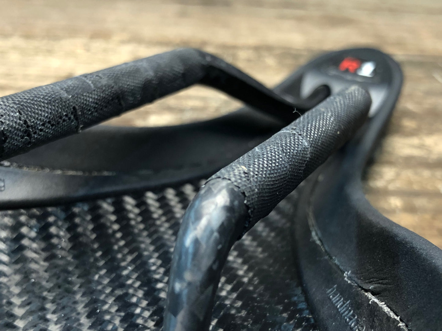 JA233 フィジーク fizik アリアンテ ALIANTE R1 サドル 黒 136mm BRAIDE カーボンレール